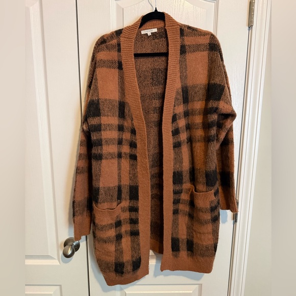 Veveret Sweaters - Cozy Plaid Open-Front Cardigan in Brown and Black
